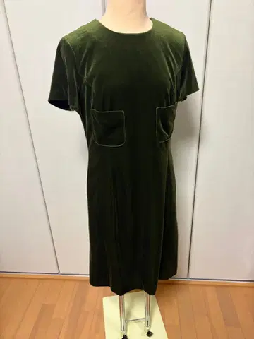 올리브 그린 벨벳 반팔 원피스