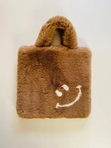 브라운 스마일 마크 퍼 토트백