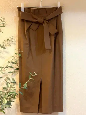 깔끔한 리본 포함 슬릿 입은 타이트 스커트