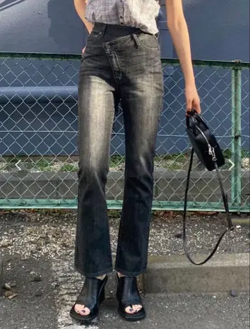 비대칭 핏 저스트 허리 플레어 청바지