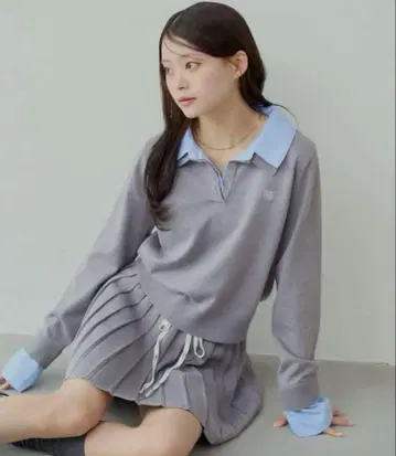 Chico 자수 장식 카라 부착 폴로 니트 그레이