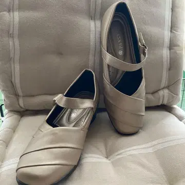 PANSY 베이지 스트랩 펌프스