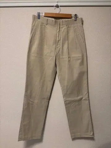 베이지 치노 팬츠 투 턱