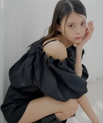 Chico 개더 벌룬 오프숄더 블라우스 블랙