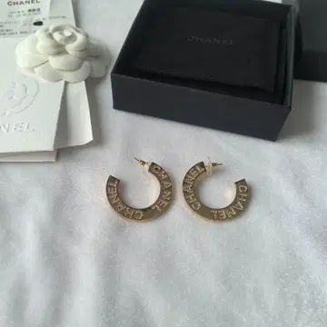 후프 귀걸이 얼굴 주변을 고져스하게 골드 빅