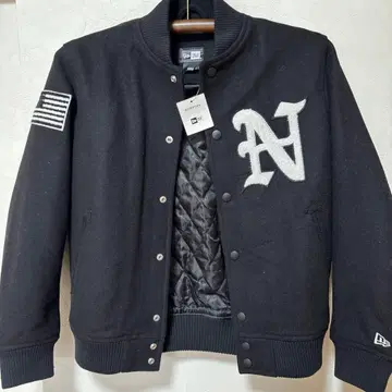 NEW ERA 블랙 바시티 자켓 S 사이즈