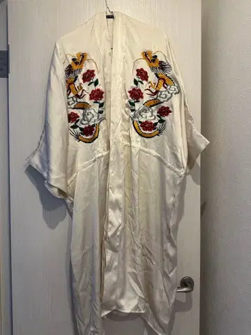 미사용 새상품 Royal Pussy 드래곤 자수 아이보리 새틴 로브