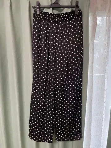 SLOBE IENA 물방울 패턴 와이드 팬츠 블랙과 화이트