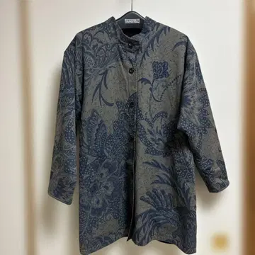 꽃무늬와 블랙의 리버서블 노카라 자켓