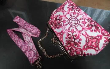 미사용품 장식적인 핑크와 화이트 핸드백 및 대형 스카프 세트
