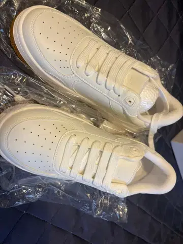 미사용 새상품 aloyoga 애로우 요가 화이트 스니커즈