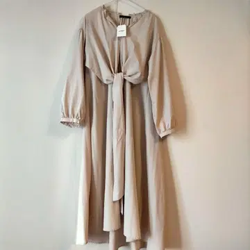 베이지 리본 포함 긴팔 원피스