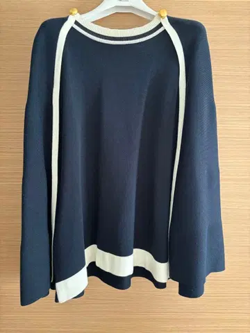 SEVEN TEN 파이핑 망토 니트 네이비