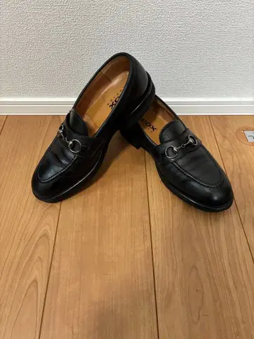 블랙 가죽 로퍼 금장 장식 포함