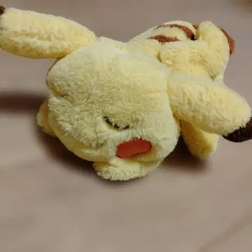 포켓몬 센터 모두 수고했어 누워있는 피카츄 봉제 인형