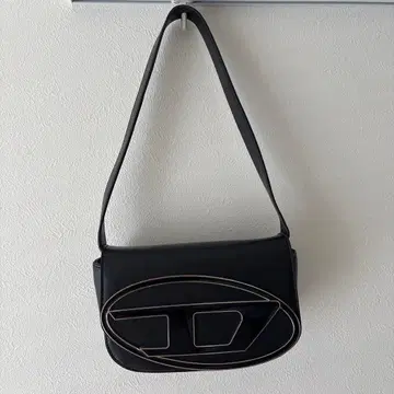 타원형 로고 디자인 블랙 숄더백