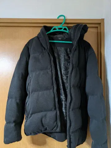 후드 부착 블랙 다운 자켓