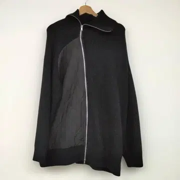 블랙 니트 점퍼 하이넥