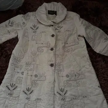 이마리 자수 화이트 퀼팅 코트