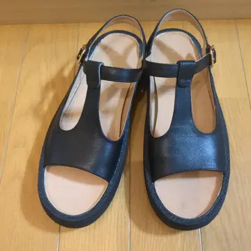 MOHI T스트랩 플랫샌들