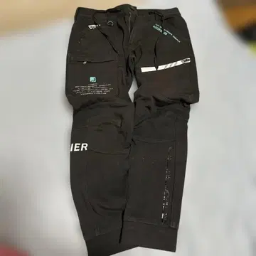 블랙 카고 팬츠 멀티 포켓 로고 프린트