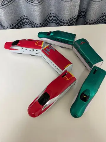 프라레일 신칸센 빨간색과 그린 3량 편성