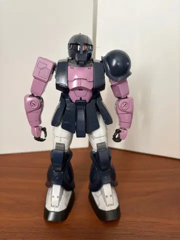 조립 완료 건담 프라모델 MG 자쿠I 검은 삼연성