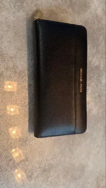 마이클 코어스 블랙 가죽 접이식 지갑