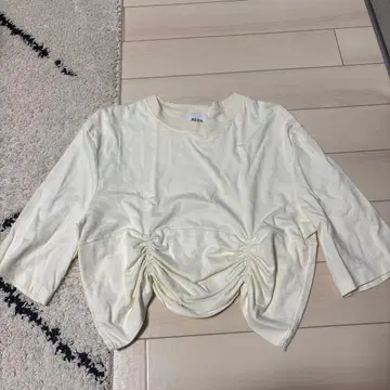 MEER. HEM SHIRRING TEE