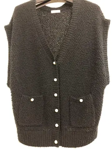 쿨 카레안의 니트 베스트