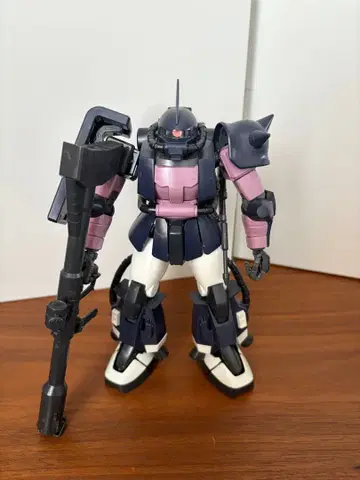 조립 완료 건담 프라모델 MG 자쿠 II 검은 삼연성 ver