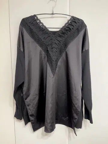 르 필 백 레이스 도킹 풀오버 니트