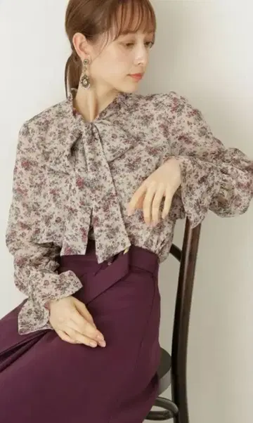 질스튜어트 꽃무늬 리본 타이 블라우스, 베이지 와인