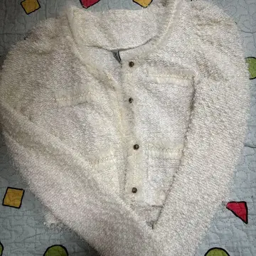 화이트 플리스 가디건 버튼 포함