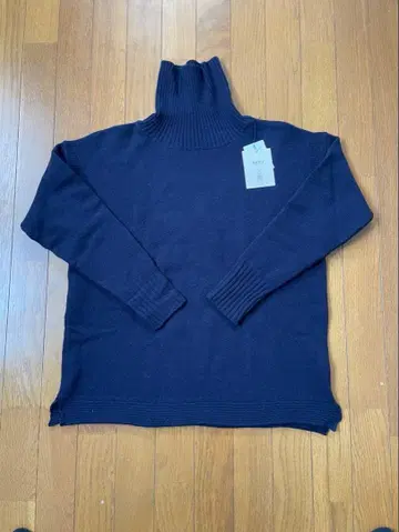 NARU 새상품 보관품 네이비 터틀넥 스웨터