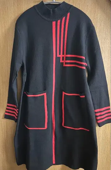 블랙과 빨간색 스트라이프 니트 원피스