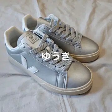 VEJA 실버 스니커즈