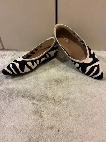 VIVAIA 화이트 타이거 스틸레토 25.5 플랫슈즈