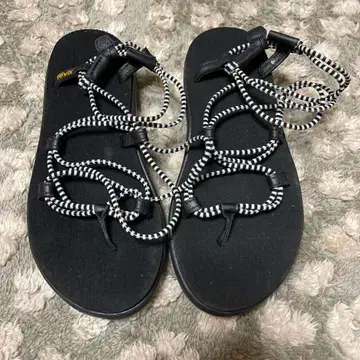 Teva 블랙/화이트 샌들