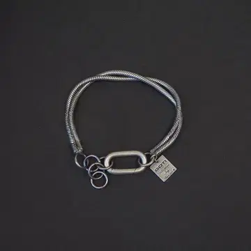 실버 트위스트 디자인 팔찌