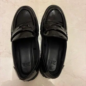 [ ZARA ] 37 사이즈 트랙 밑창 로퍼 블랙 로퍼 가죽 신발