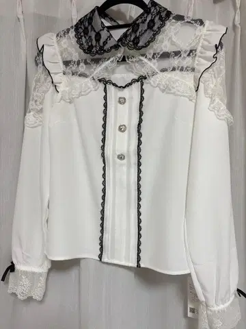 레이스 부착 프릴 칼라 긴팔 셔츠 M 사이즈