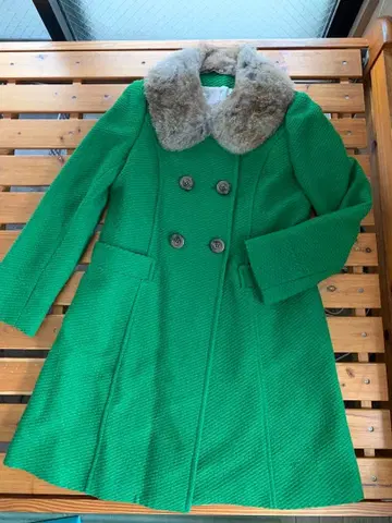 퍼 달린 그린 컬러 더블 브레스트 코트