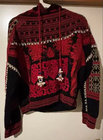 자수 후드 부착 후드티 블랙과 빨간색