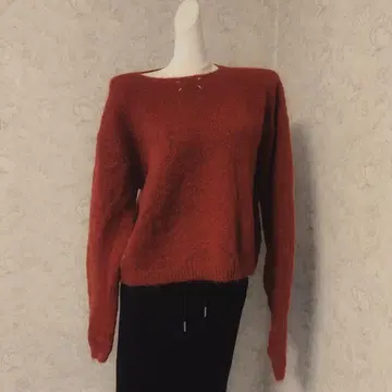 새상품급 오렌지 컬러 모헤어 혼방 크루넥 스웨터 고급스러움