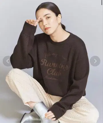 자수 로고 크루넥 니트 풀오버 브라운