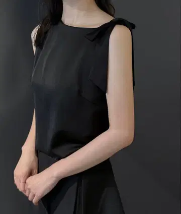 [ 미사용 택 포함 ] on:nue 블랙 슬리브리스 상의 F