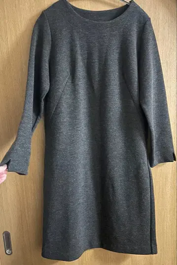 [ 미스티코 ] 새상품급 다크 그레이 긴팔 무릎 기장 원피스