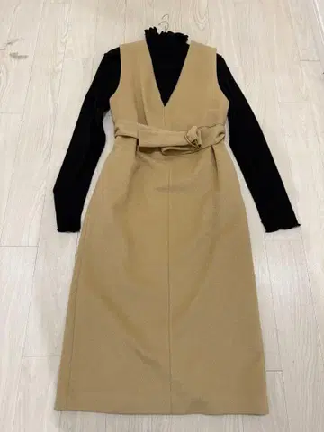 볼시 베이지 슬리브리스 원피스