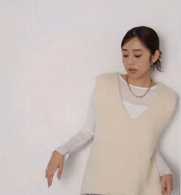 새상품 내추럴 뷰티 베이직 샤기 니트 베스트